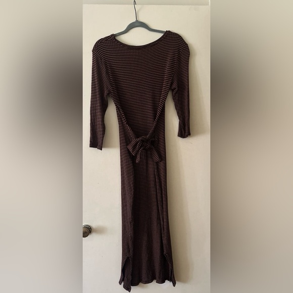 Amour Vert Colombe Scallop Knit Dress - Picture 8 of 9